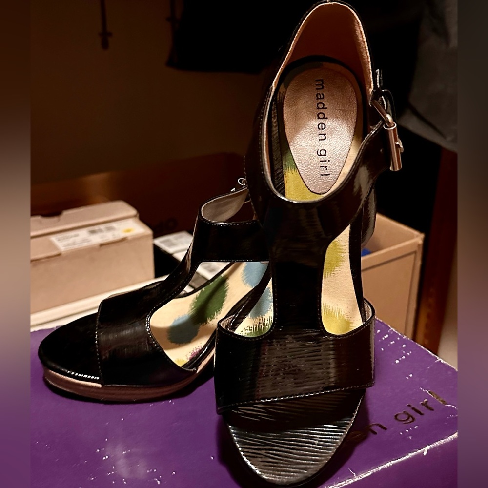 Madden girl size 6 (NIB) Black patent platform  sandals with gold tone buckle - Picture 3 of 5